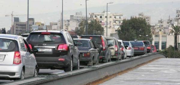 تعطل سيارة اخر جسر الفيات باتجاه الكرنتينا تسبب بازدحام مروري بالمحلة
