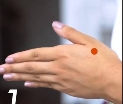 شاهد.. 8 نقاط بالجسم تساعدك في التخلص من آلام المعدة!