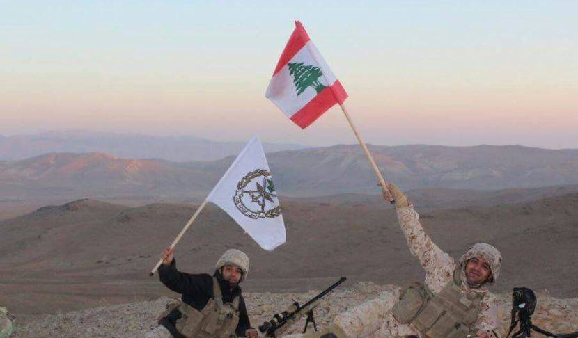 بالصور.. العلم اللبناني وعلم الجيش يرفرفان في الجرود