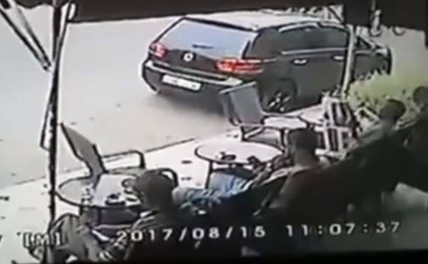 بالفيديو: انشغل بهاتفه.. فسُرق!