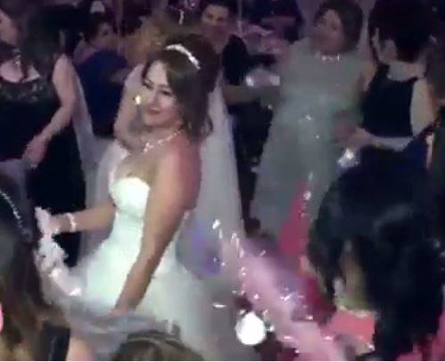 بالفيديو.. عروسان يشعلان حفل زفافهما!