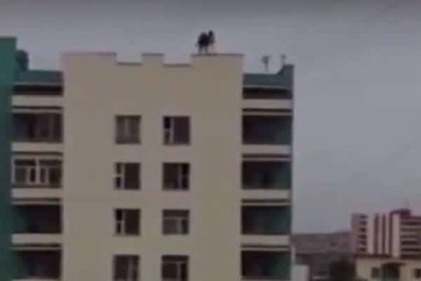 بالفيديو.. لحظة مروعة لانتحار فتاتين بشكل مأساوي!