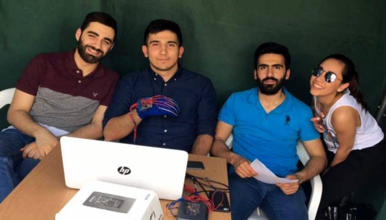 إختراع لبناني مذهل.. 4 طلاب يبتكرون كفًا ذكيًا وهذه ميزاته!