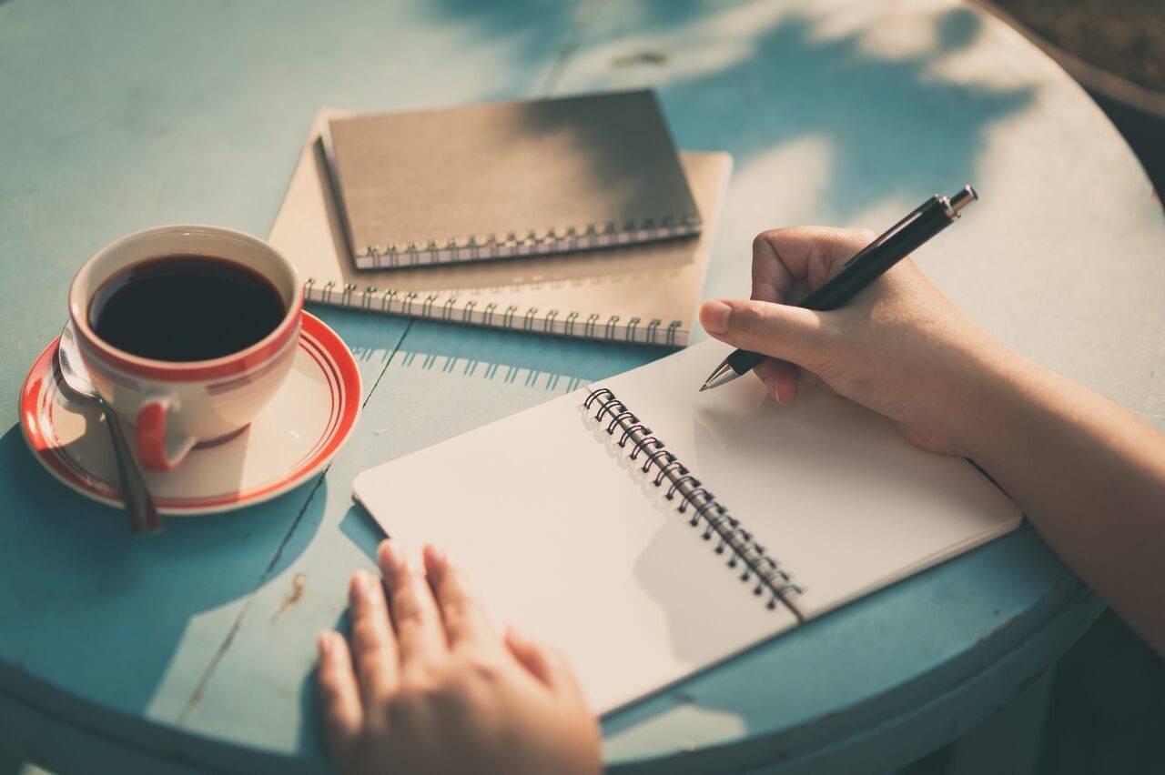 بعيداً عن لوحة المفاتيح.. 6 فوائد ذهبية للكتابة باليد!