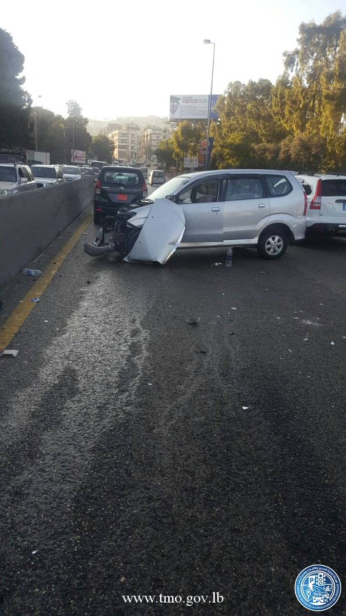 اصطدام سيارة بالفاصل الوسطي على طريق عام  ضهر الوحش باتجاه عاليه -الاضرار مادية و حركة المرور ناشطة في المحلة (التحكم المروري)