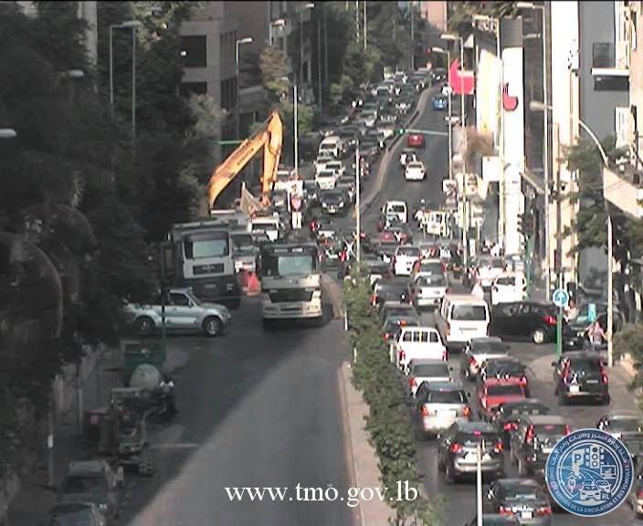 حركة المرور خانقة من تقاطع برج الغزال باتجاه تقاطع الحكمة شارل مالك الاشرفية بسبب حفريات عند تقاطع الكيندو