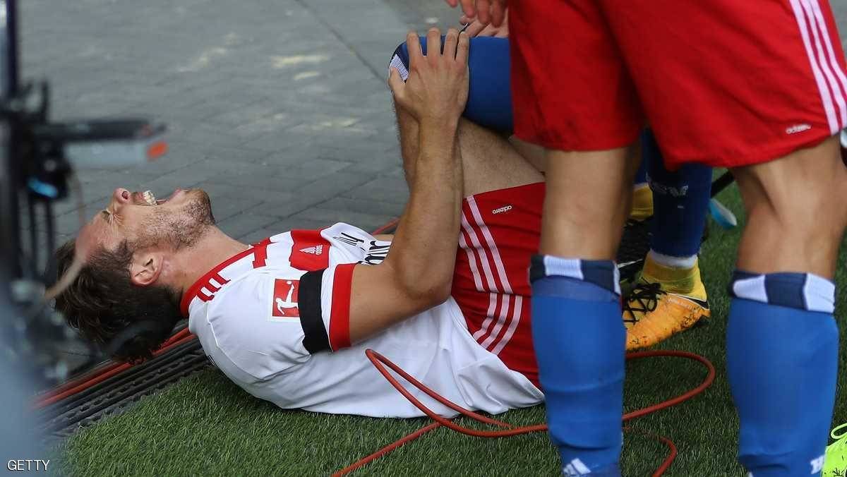 لاعب يحتفل بجنون.. ويدفع الثمن غالياً!