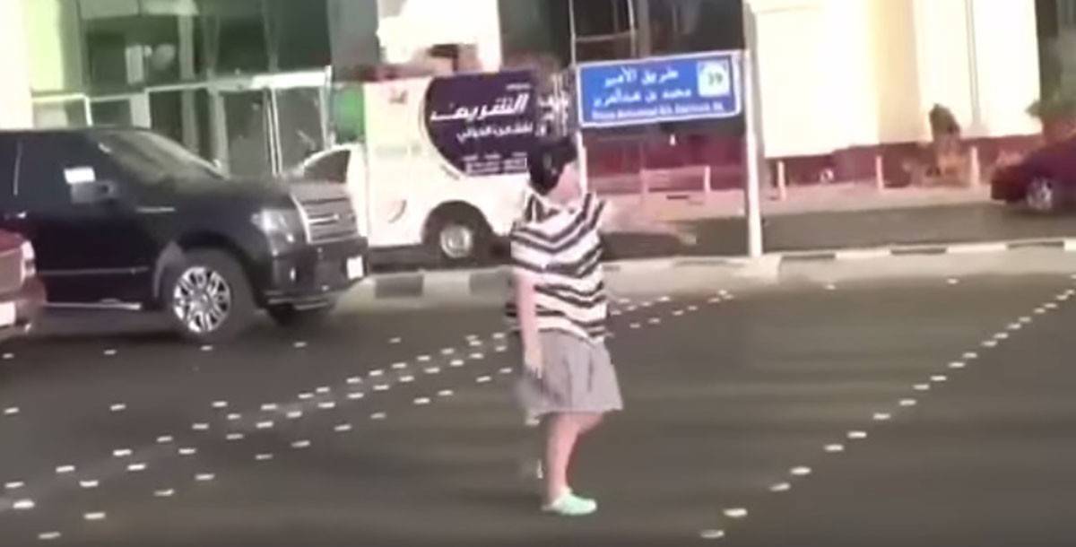 بالفيديو.. رَقصَ الماكارينا وسط الشارع فوقعت الكارثة!