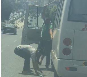 بالفيديو: تضارب بالعصيّ بين سائقين على اتوستراد جونيه