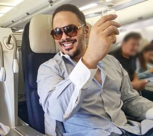 بالصور- الوزير يحتفل بعيد رامي عياش.. ويقطعان القالب معًا!