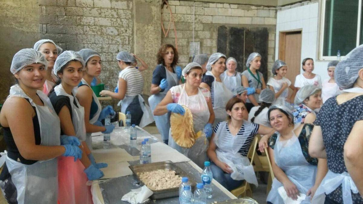 بالصور: على طريقتهن.. نساء الفاكهة يساعدن الجيش اللبناني