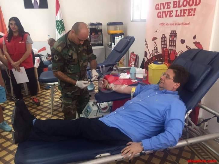 بالصور..كنعان يتبرع بالدم في الجديدة دعماً للجيش اللبناني