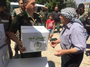 الجيش اللبناني يوزع 750 حصة غذائية على عائلات في اللبوة والقاع وعرسال