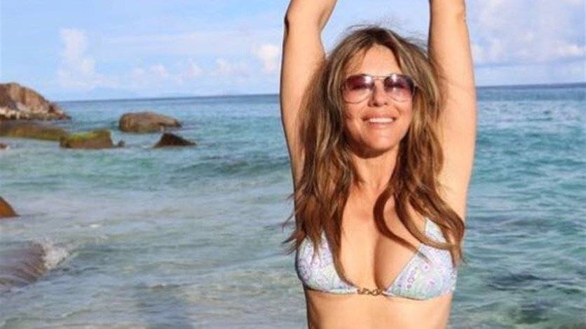 بالفيديو: اليزابيث هيرلي مثيرة بالبيكيني... في الـ 52 من عمرها!