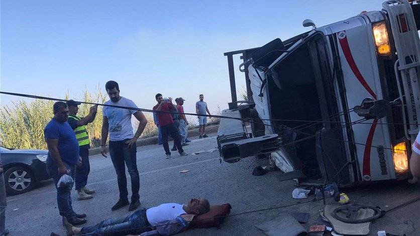 بالصور- جريح اثر اصطدام "بيك آب" بعمود انارة عند مستديرة جعيتا باتجاه ذوق مصبح