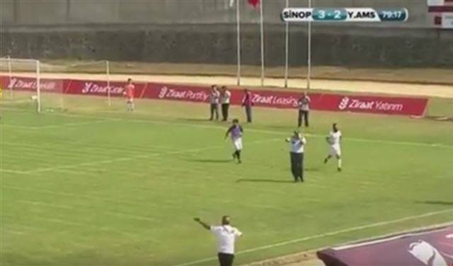بالفيديو.. لقطة غريبة غير مسبوقة في ملاعب الكرة في تركيا