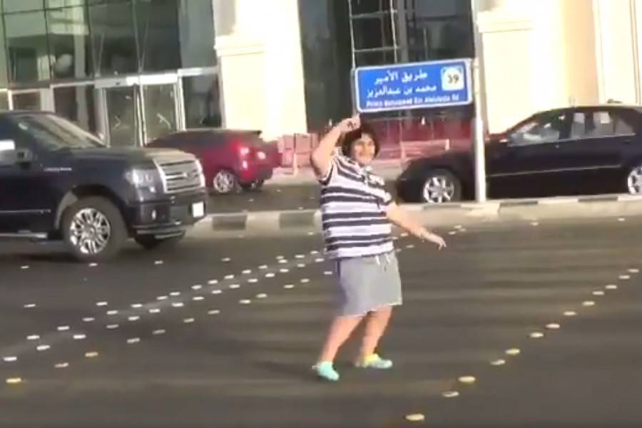 قصة الفتى راقص "الماكارينا" تتفاعل.. هذا ما جرى معه بغرفة التحقيق!