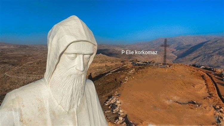 صور جديدة - هكذا بدا تمثال القديس شربل بعد رفعه في فاريا