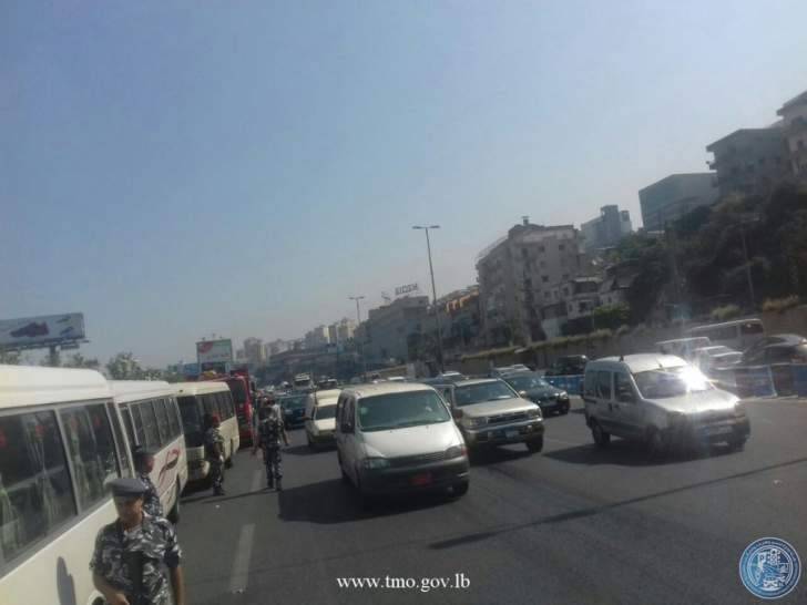 تجمع عدد من الباصات لنقل الركاب على اوتوستراد ذوق مصبح