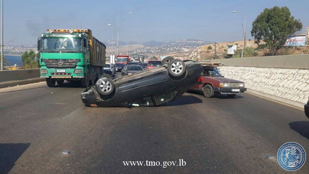بالصورة - انقلاب سيارة على اوتوستراد السعديات