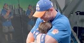 بالفيديو.. معجبو جون سينا يعدون مفاجأة له ويتسببون في بكائه!