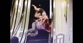 بالفيديو.. لحظة تعثر 3 نساء وسقوطهن من أعلى سلم كهربائي!