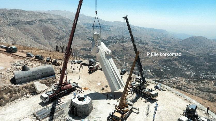 بالصور - أكبر تمثال للقديس شربل يرتفع فوق فاريا