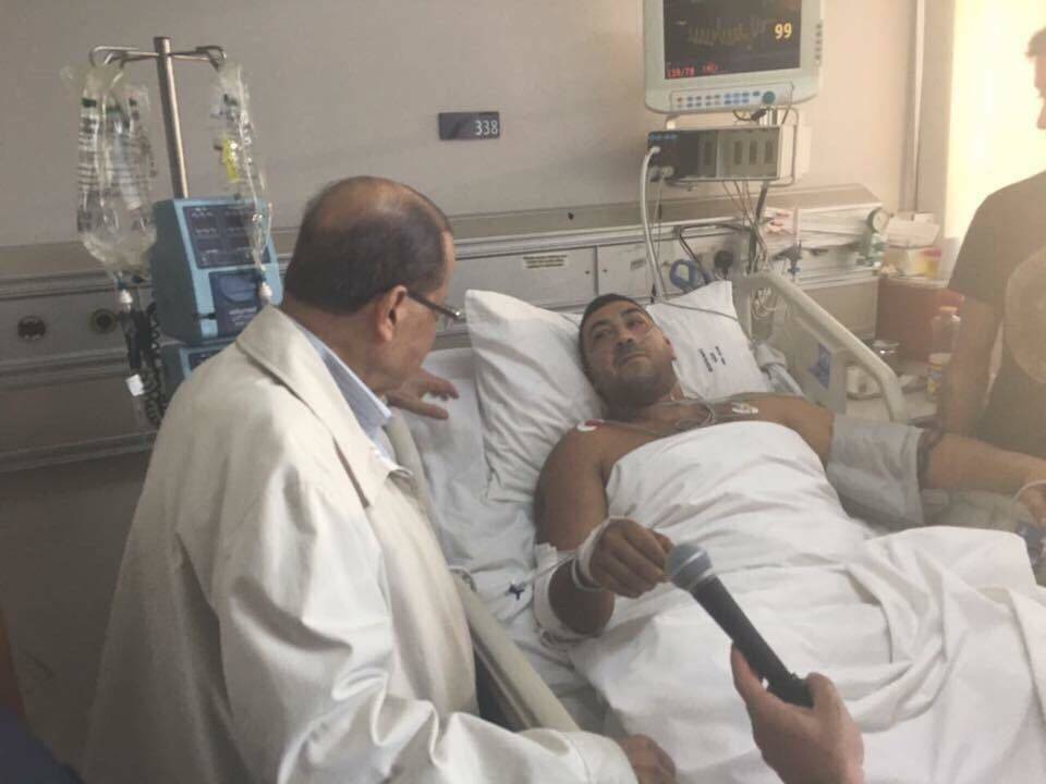 بالصور: جريح الجيش الذي زاره عون فاجأ حبيبته بالخطوبة في المستشفى