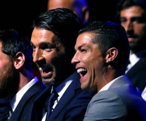 بالفيديو: رونالدو يستفز بوفون وينعته بـ"العجوز"!