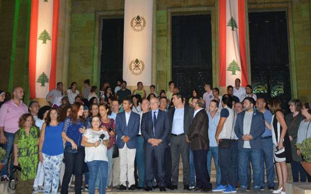 وقفة تضامنيّة مع الجيش أمام المتحف 
وزير الثقافة : الواجهات ستبقى مُضاءة
بألوان العلم لحين انتهاء العمليّة العسكريّة