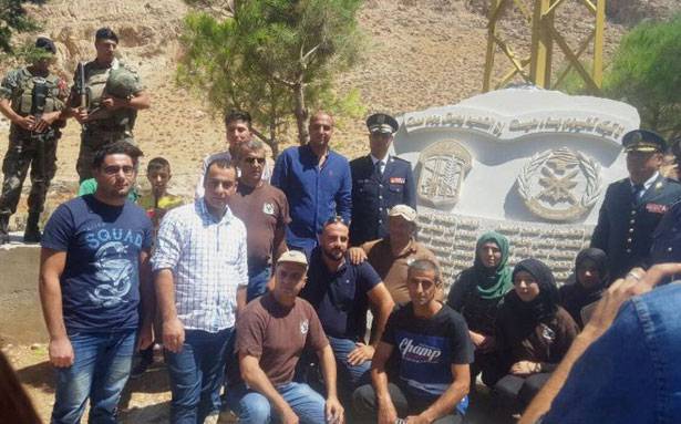«أنصار الوطن» كرّمت شهداء الجيش في عرسال
مُمثل قائد الجيش: لكشف مصير جنودنا المخطوفين