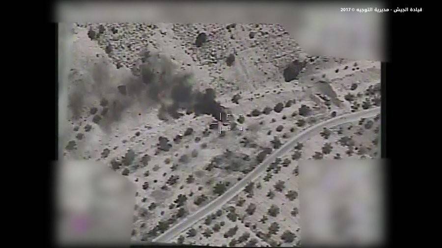 بالفيديو.. الجيش يستهدف سيارتين محملتين بالمتفجرات في وادي مرطبيا