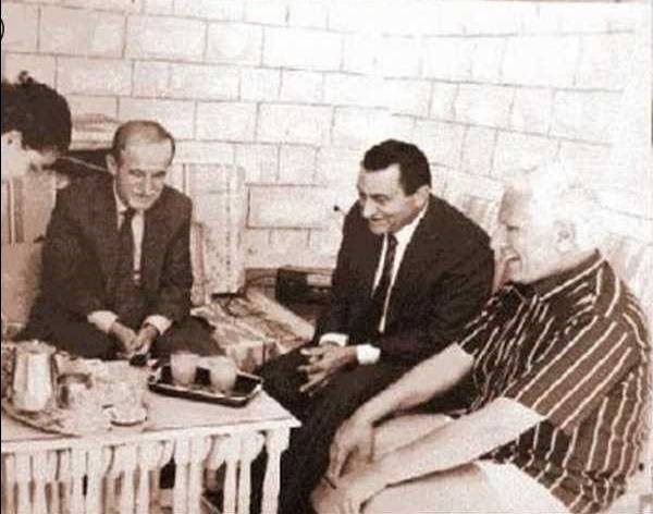 قصة صورة استقبال يوسف إدريس لحافظ الأسد ومبارك بالشورت!