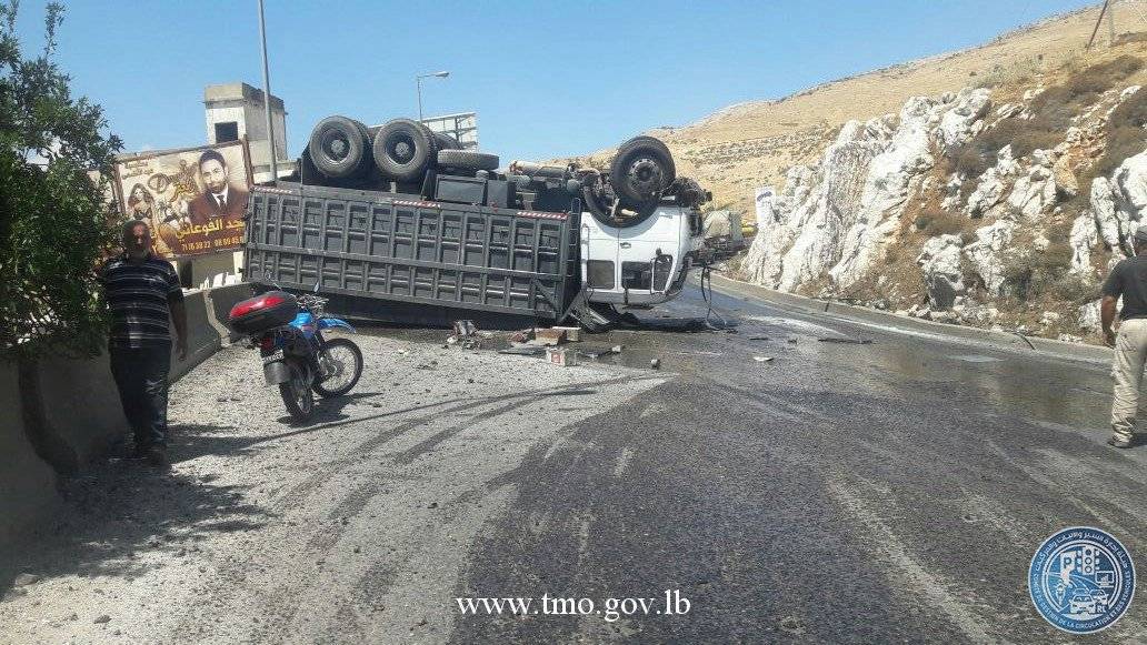 إنقلاب بيك اب على طريق ضهر البيدر باتجاه المريجات -الاضرار مادية و تم تحويل السير الى الطرقات الفرعية من قبل عناصر مفرزة سير زحلة (التحكم المروري)
