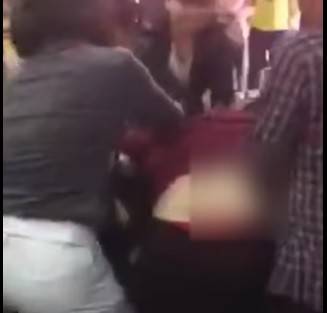 بالفيديو.. زوجة غاضبة تهاجم بوحشية عشيقة زوجها وتحاول تعريتها علنًا