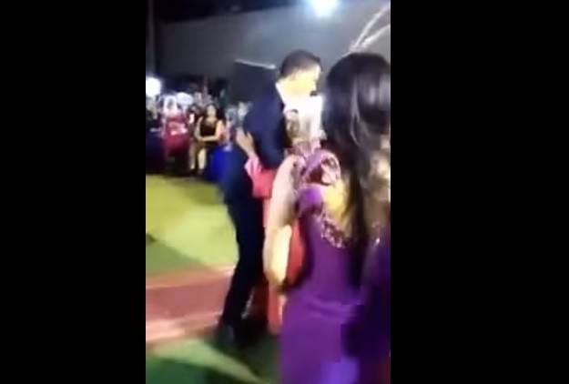 بالفيديو.. عريس يحمل أمه بدلا من عروسه ويقبل قدميها!