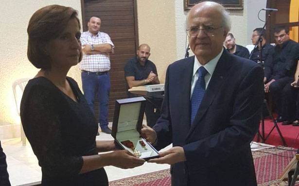 رئيس الجمهوريّة منح الفنان سمير يزبك وسام الأرز الوطني
شلالا مُمثلاً عون: دخل الذاكرة كبيراً وبقيَ
أرملة يزبك: وعد «الجنرال» بالتكريم... ووفى