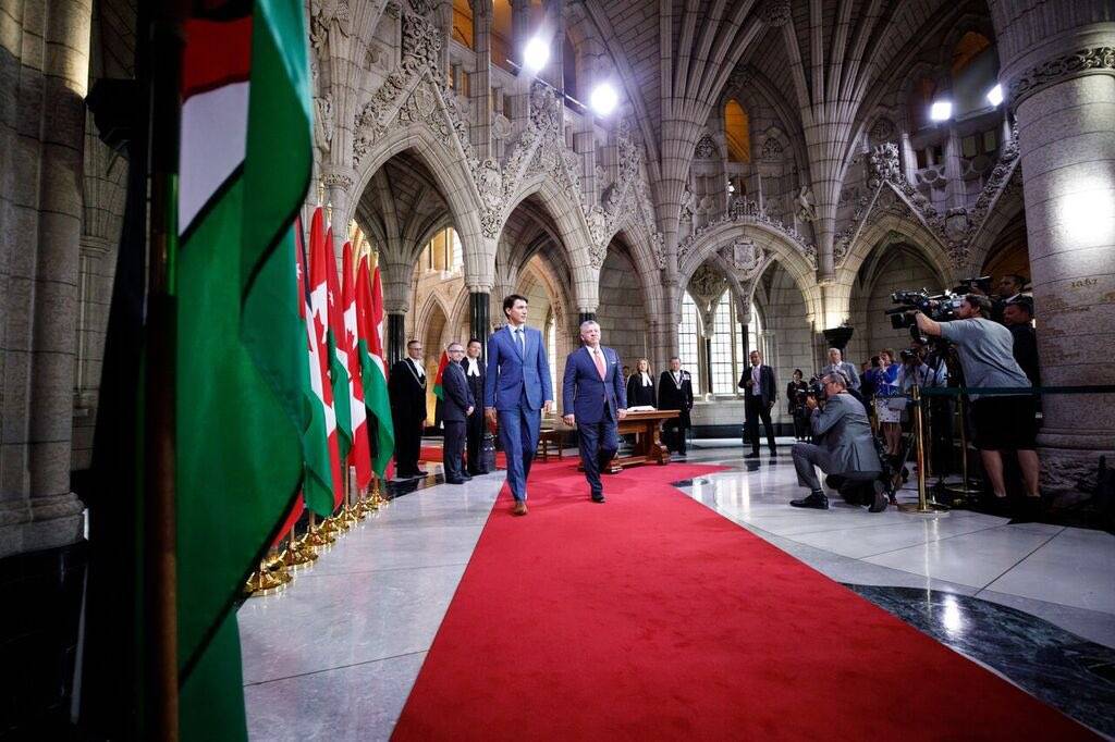 بالصورة - رئيس وزراء كندا يستقبل العاهل الأردني ونجله بطريقة مميزة