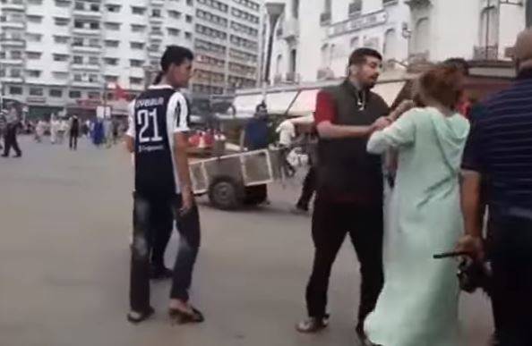 بالفيديو: تحرّش بها في الشارع.. فكيف تصرّفت؟!