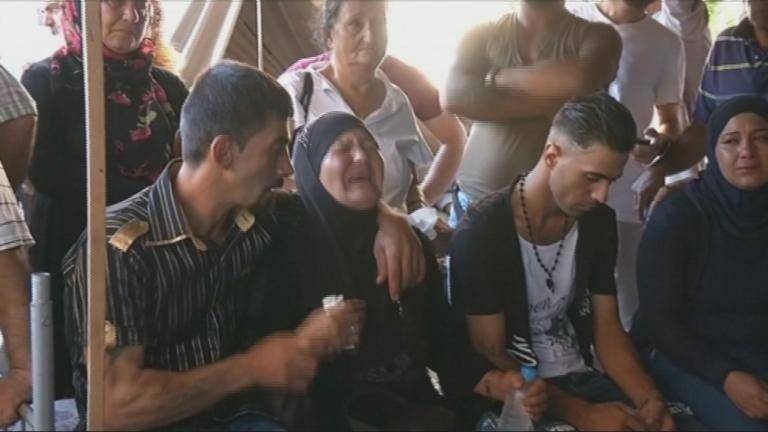 صورة لطفل بين رفات العسكريين تقلب الموزاين.. والاهالي يتأملون