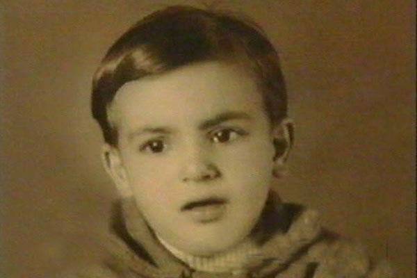 هذا الطفل هو اليوم أحد أبرز الوجوه القيادية... من هو؟
