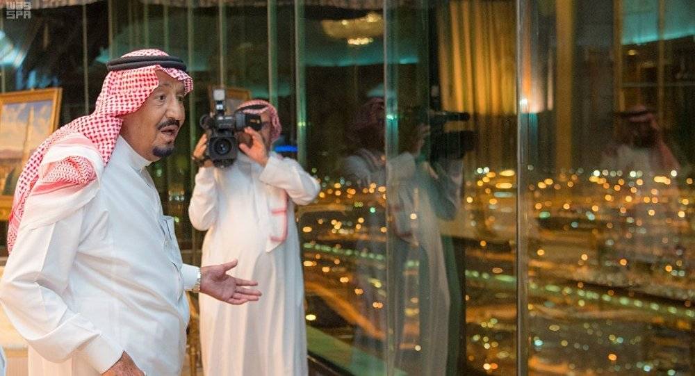 العاهل السعودي يصل إلى منى للإشراف على راحة الحجاج (صور)