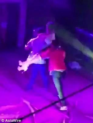 شاهد ماذا فعلت امرأة ضبطت زوجها يرقص مع فتاة في أحد الملاهي!