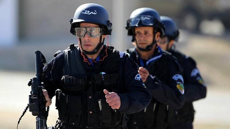 مقتل شرطيين في هجوم انتحاري غرب الجزائر