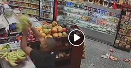 بالفيديو.. لحظة اعتداء شخصين على صاحب سوبر ماركت بطريقة وحشية!
