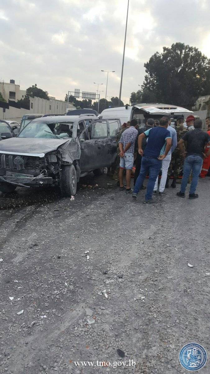 4 جرحى نتيجة تصادم بين شاحنة ومركبتين على اوتوستراد الحازمية باتجاه الصياد و حركة المرور كثيفة في المحلة