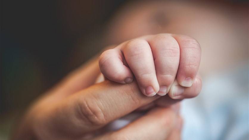 بالصور : أنجبت طفلها قبل أسابيع من الموعد المحدّد... وُلد داخل الكيس الأمنيوسي