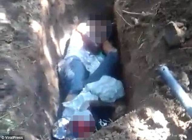 بالصور.. عصابة تجبر شخصين على حفر قبرهما قبل حرقهما!