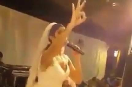 بالفيديو: عروس لبنانية تشعل حفل زفافها.. شاهدوا ماذا فعلت!