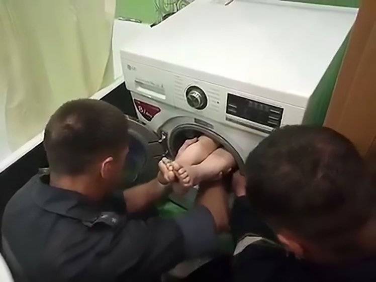 بالفيديو: كان يلعب الغميضة مع شقيقه.. فعلق بالغسالة!